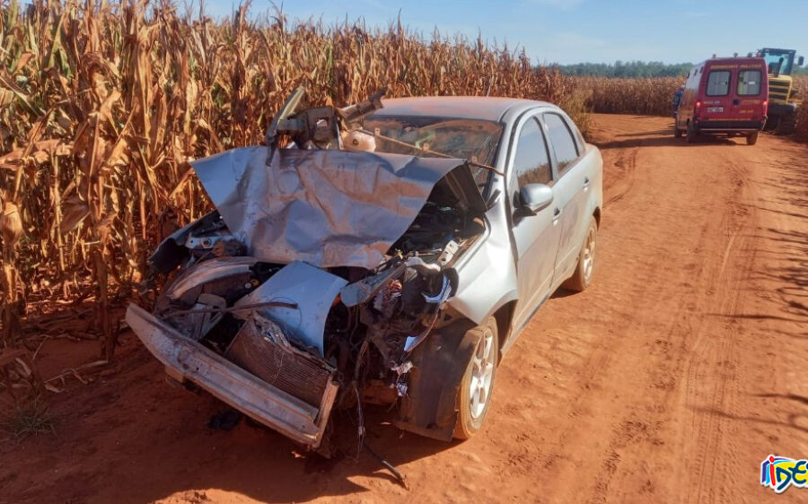 Família sofre ferimentos leves em acidente entre carro e ônibus escolar na zona rural de São Gabriel