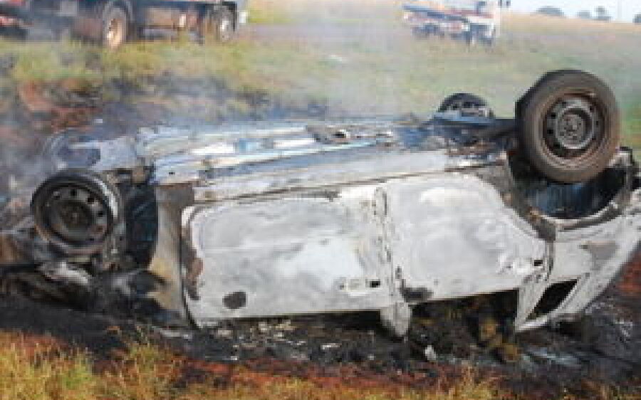 Carregado de maconha, carro capota e pega fogo na MS-338