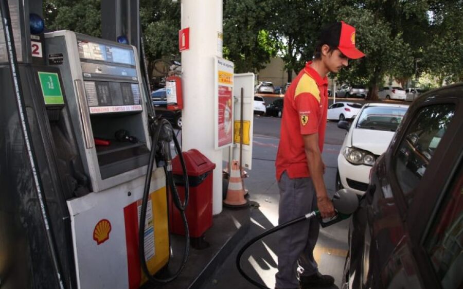 Efeito da queda do ICMS na gasolina e etanol deve chegar aos consumidores a partir desta semana