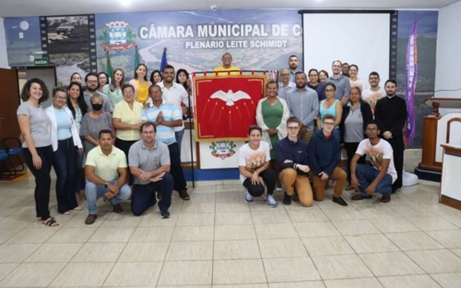 Câmara Municipal recebe a  Bandeira do Divino Espírito Santo