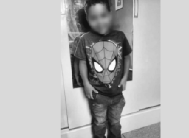 Menino encontra arma do pai na cozinha de casa, atira na cabeça e morre