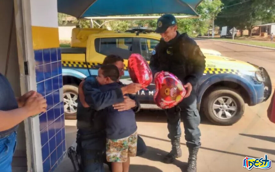 Após ser salva de parada cardíaca, criança de MS retorna em batalhão para agradecer PMs