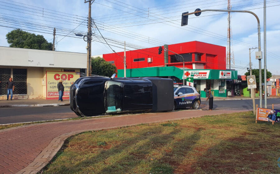 Camionete tomba após colisão na avenida Vírginia Ferreira, em Coxim 