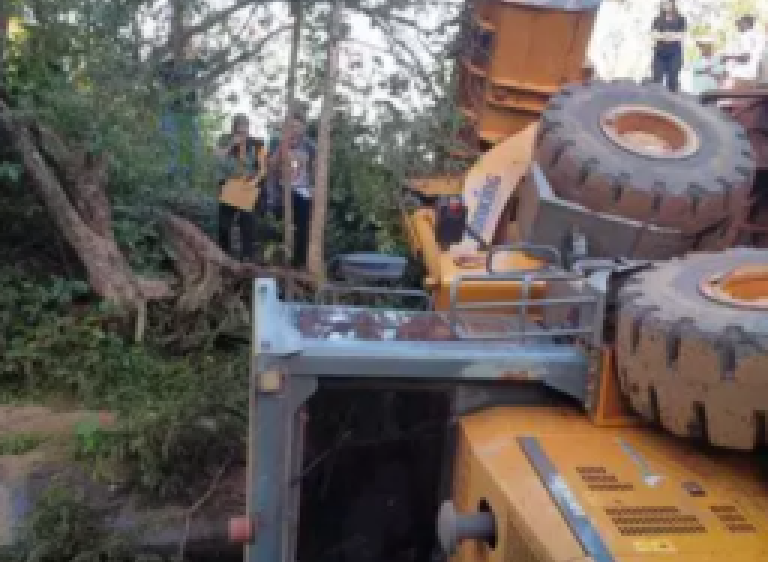 Trator cai de ponte e mata operador de máquinas esmagado