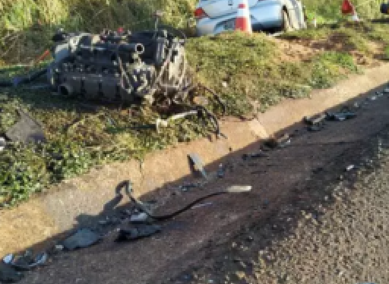 Condutor morre ao desviar de tambor na estrada e bater de frente com carreta