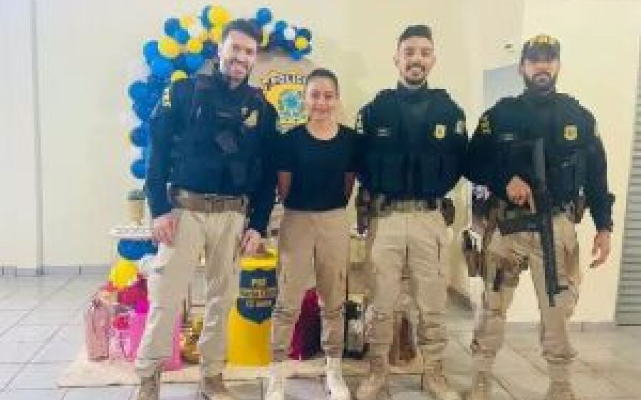 Fã da PRF, menina recebe visita de policiais no aniversário de 12 anos