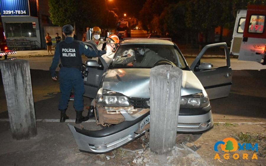 Gestante fica ferida após motorista fugir do Gtran e colidir carro em tronco de madeira em Coxim