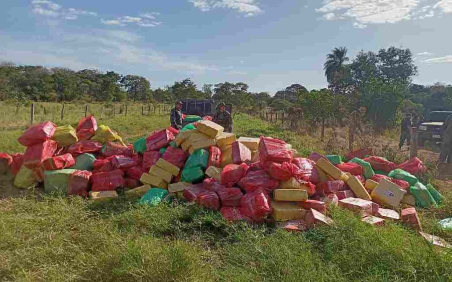 Polícia descobre carga de maconha enterrada em fazenda na fronteira de MS