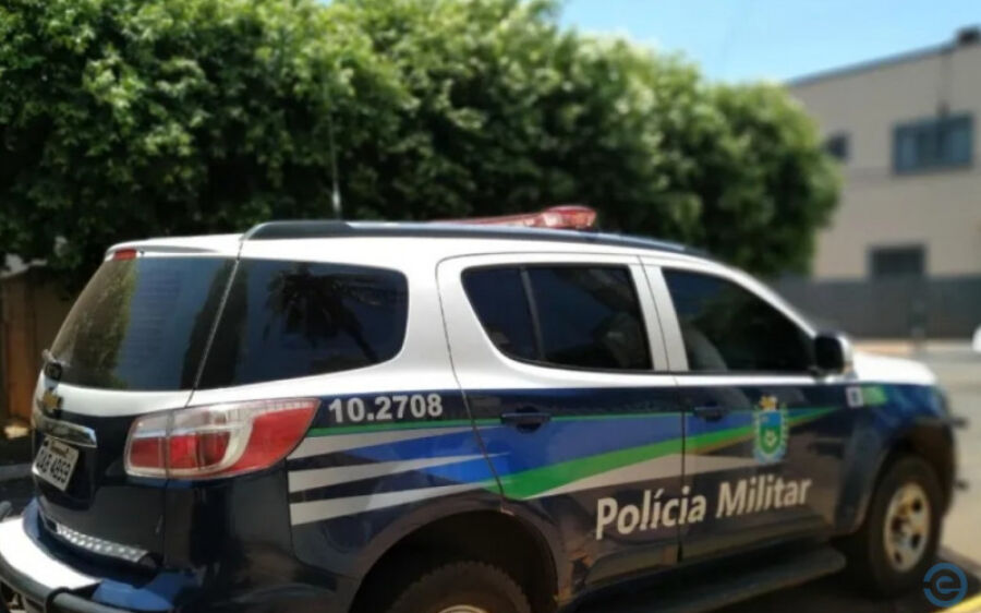 Bêbado, jovem é preso após enforcar a própria mãe e ser contido pelo irmão 