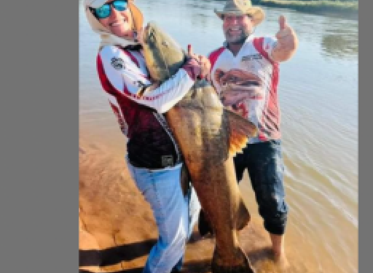 Pescador fisga jaú de 75 quilos no Recanto do Jaú em Alcinópolis