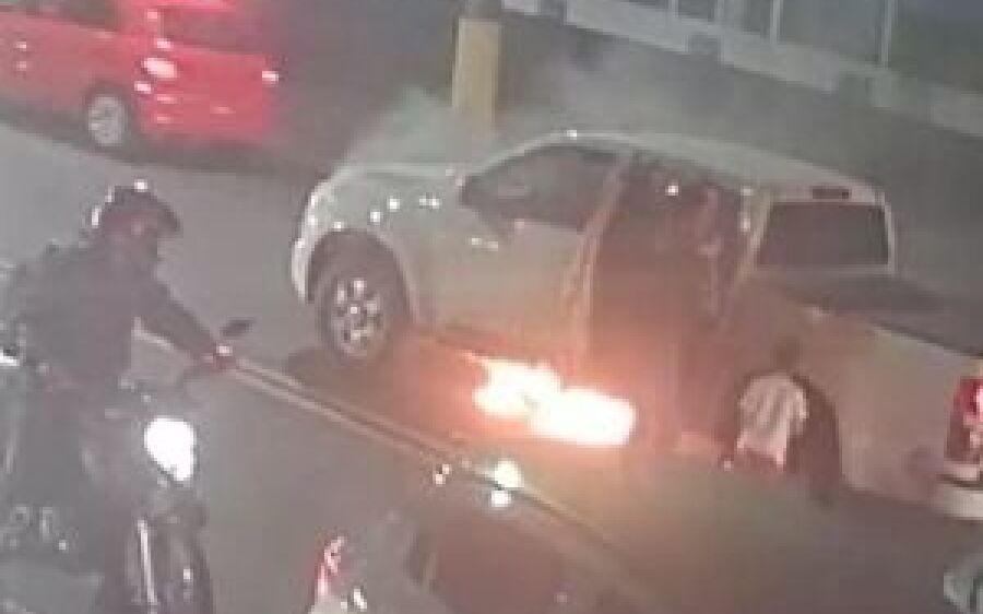 Imagens mostram fogo em caminhonete e resgate de crianças