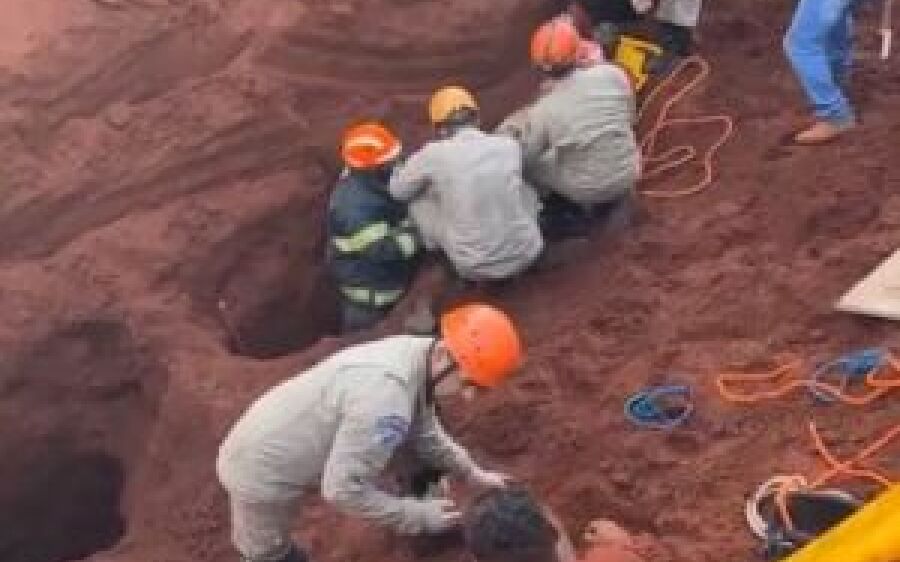 Trabalhadores ficam soterrados durante obra, depois de barranco desabar