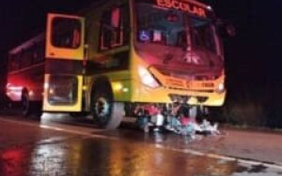 Motociclista bate de frente com ônibus escolar e morre
