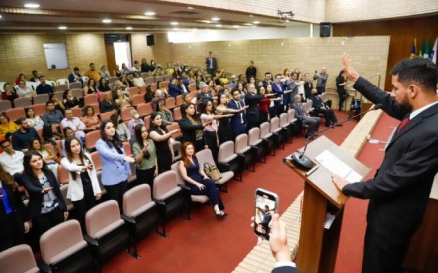 No Mês da Advocacia, Diretoria recebe 28 advogados e 4 estagiárias nos quadros da instituição