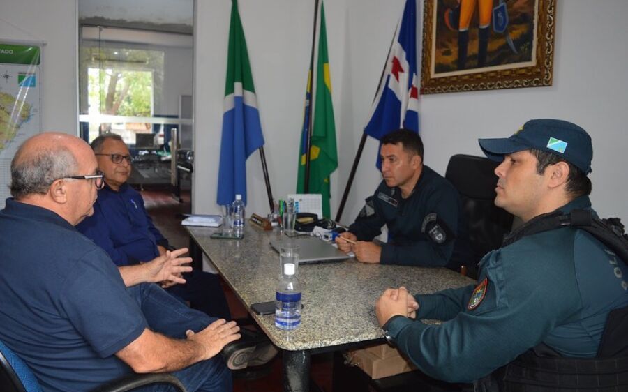 Autoridades municipais se reúnem com  Comandante do 5º BPM  para debater a implantação da Escola 