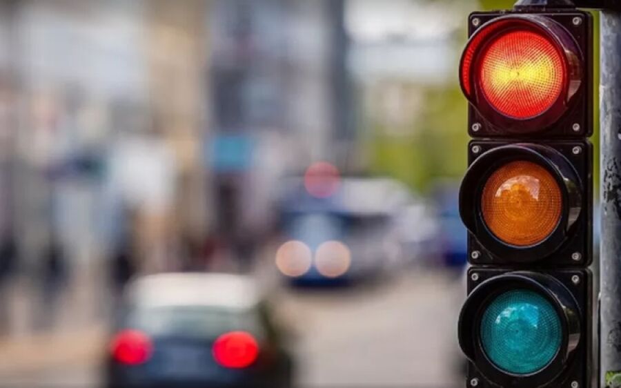 Saiba qual é a única situação em que é permitido furar sinal vermelho, segundo a lei de trânsito
