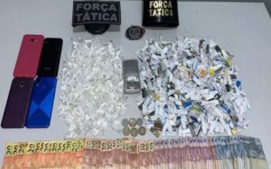 Rastreador leva PM à boca de fumo e cinco são presos 730 papelotes de cocaína