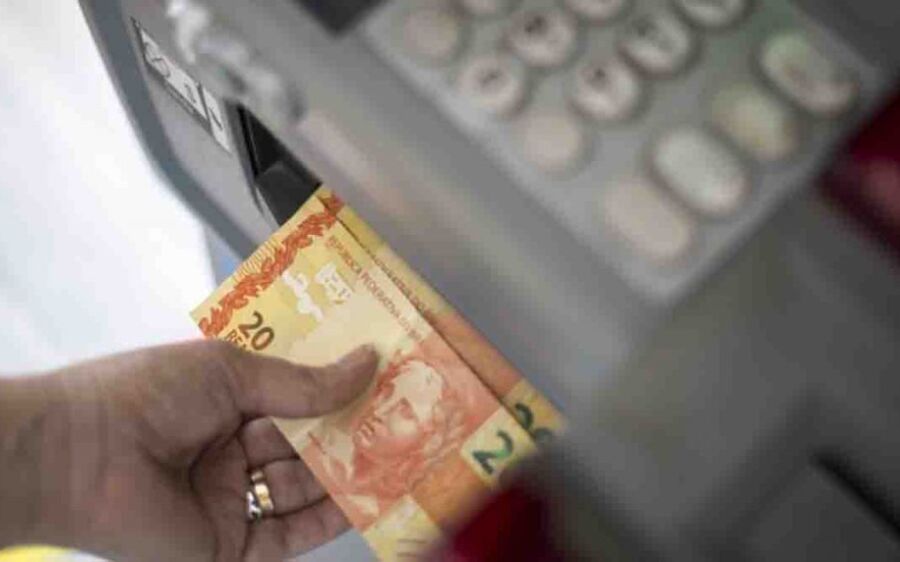 Salário mínimo ideal para uma família deveria ser R$ 6.388,55, calcula Dieese