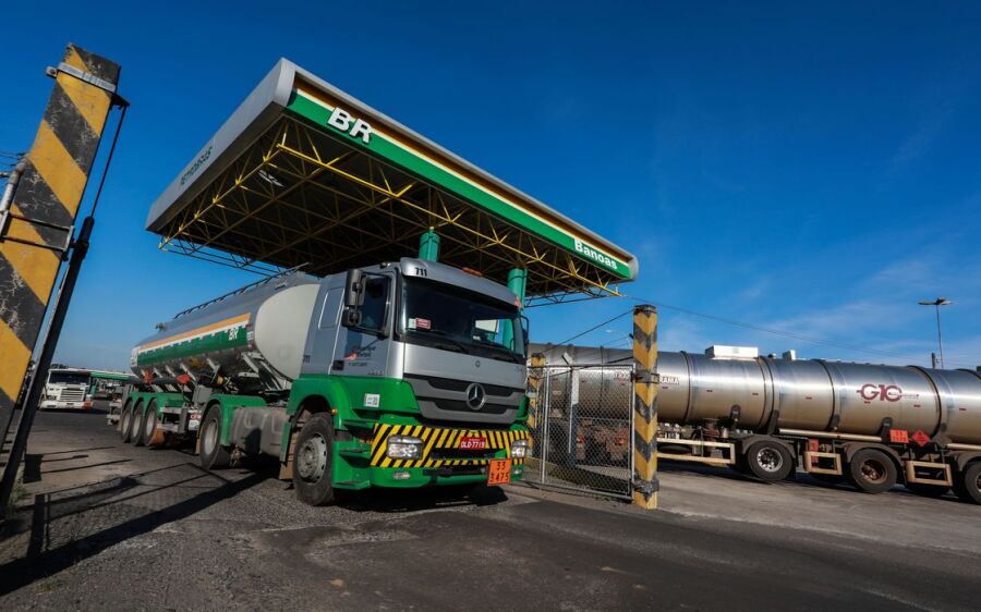 Petrobras anuncia redução de R$ 0,18 na gasolina para distribuidoras