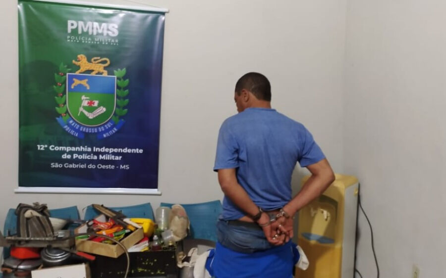 Homem acaba preso após arrombar caixa de cozinha de carreta em São Gabriel do Oeste