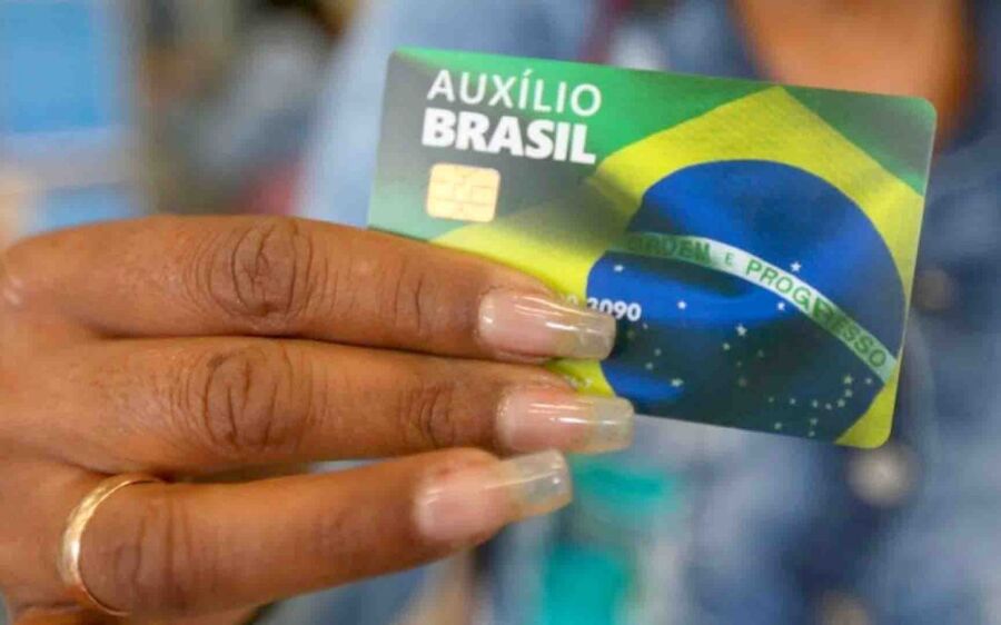 Governo começa a emitir o novo cartão do Auxílio Brasil; saiba como receber e fazer saques
