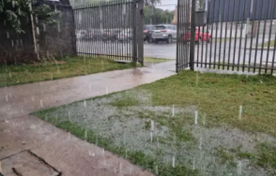 Frente fria chega com chuvas e ventos de até 100 km/h 