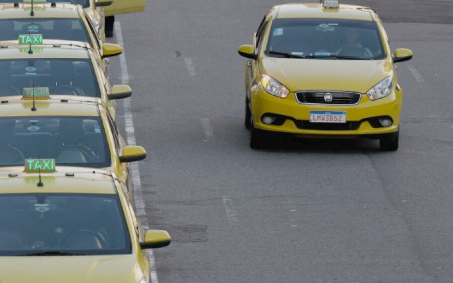 Auxílio Taxista começa a ser pago com parcela dobrada