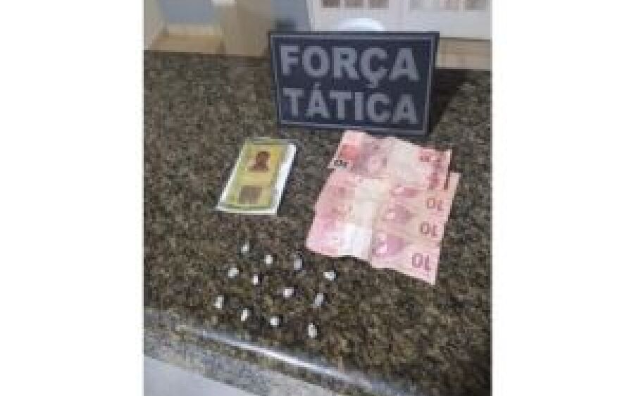 Polícia Militar prende homem em flagrante por tráfico e apreende dinheiro e drogas em Coxim