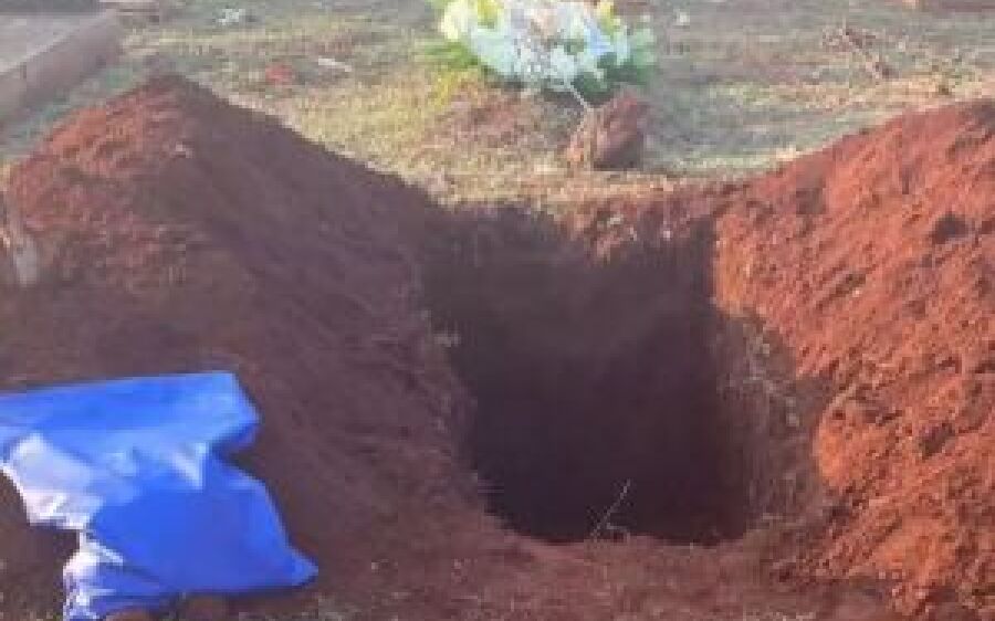 Cemitério erra e família tem de assistir exumação de pai e filho
