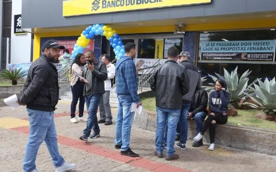 Bancários protestam e podem paralisar atividades em Mato Grosso do Sul