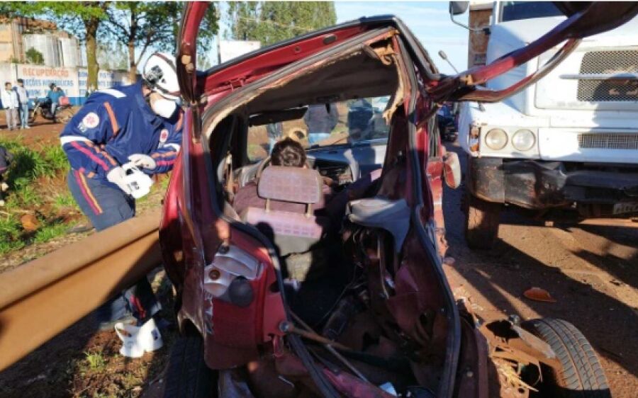 Carro invadiu pista contrária e provocou congestionamento na BR-163