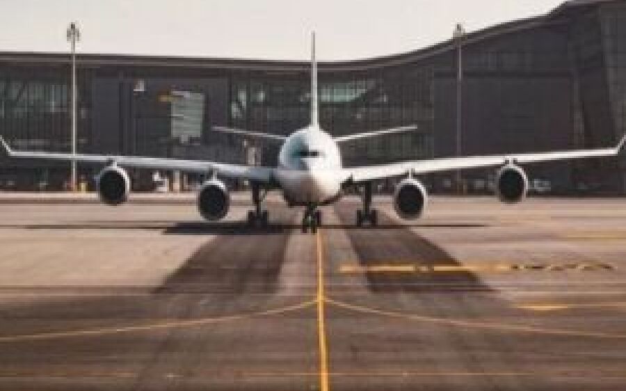 Mulher entra em trabalho de parto e avião faz pouso de emergência