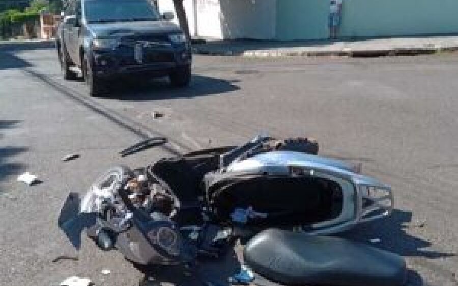 Caminhonete invade preferencial e atropela motociclista em cruzamento 