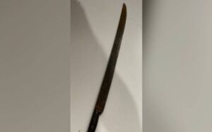 Embriagado, marido dá golpe de facão na testa da esposa em MS