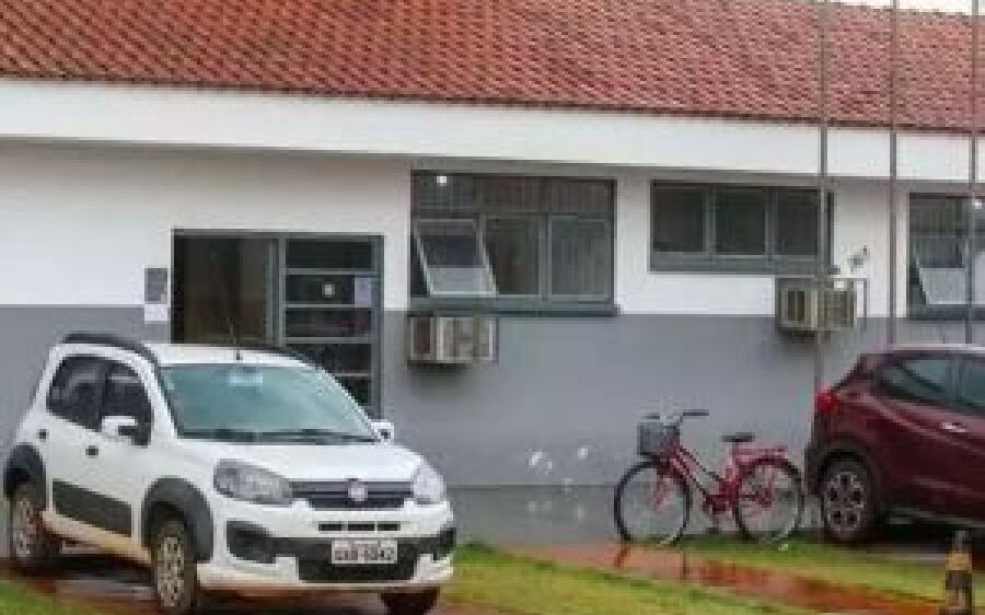 Filho salva mãe de ser asfixiada pelo marido e homem tenta incendiar carro
