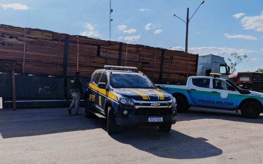 Carga de madeira irregular é apreendida pela PRF  na BR-163 em Coxim