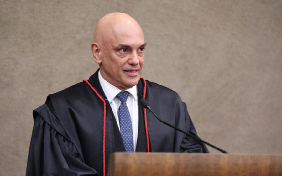 TSE determina que eleitor deve deixar celular com mesário antes de entrar na cabine de  votação