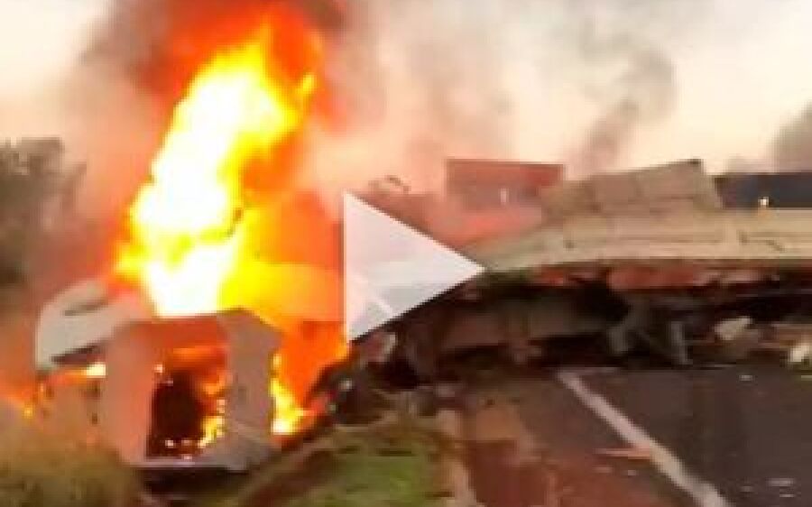 Caminhões colidem de frente e causam incêndio na BR-163