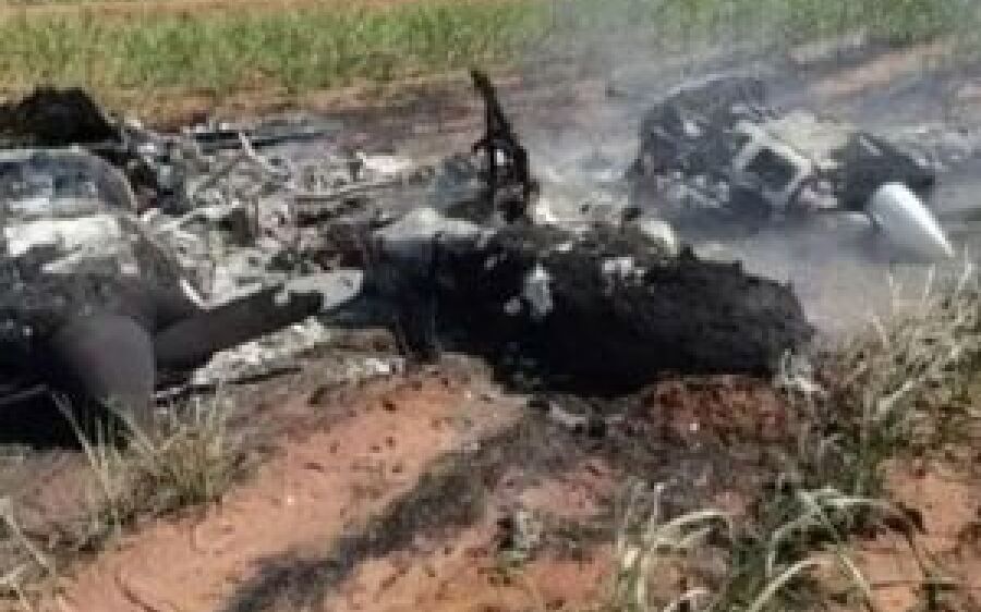 Avião bimotor que era perseguido é encontrado em chamas