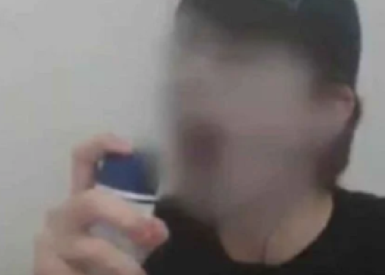 Desafio da internet; menino morre ao inalar desodorante