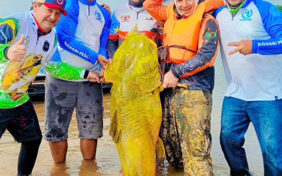 Comandante do 5º BPM de Coxim fisga Jaú de 90 kg no Rio Taquari