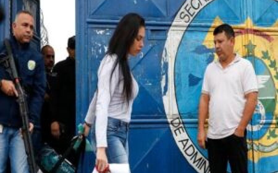Monique Medeiros, mãe de Henry Borel, deixa a prisão no Rio de Janeiro