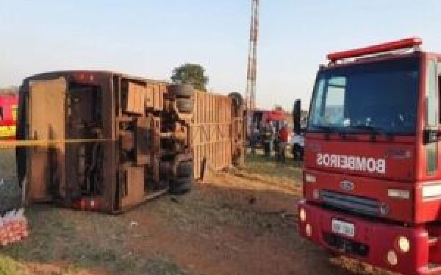 Ônibus que saiu de Corumbá tomba e mata duas pessoas em rodovia 