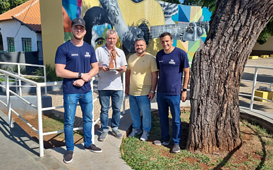 Escultor Ique esteve em Coxim para acertar detalhes de onde ficará a estátua de Zacarias Mourão