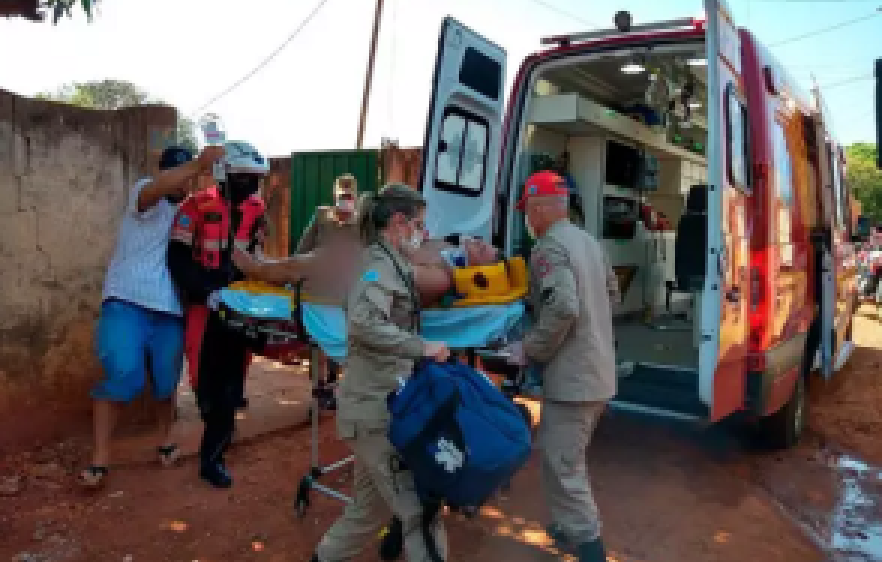 Pedreiro cai de telhado de 3,5 metros de altura e tem corte profundo na barriga