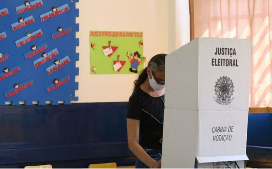 TSE diz que eleitor que se recusar a entregar celular não poderá votar