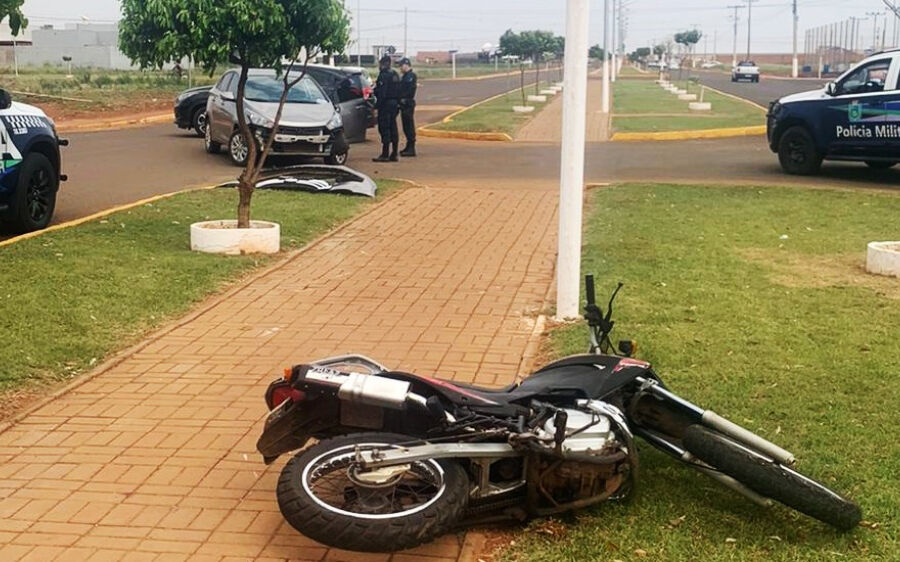 Acidente entre carro e moto deixa adolescente ferido em São Gabriel do Oeste