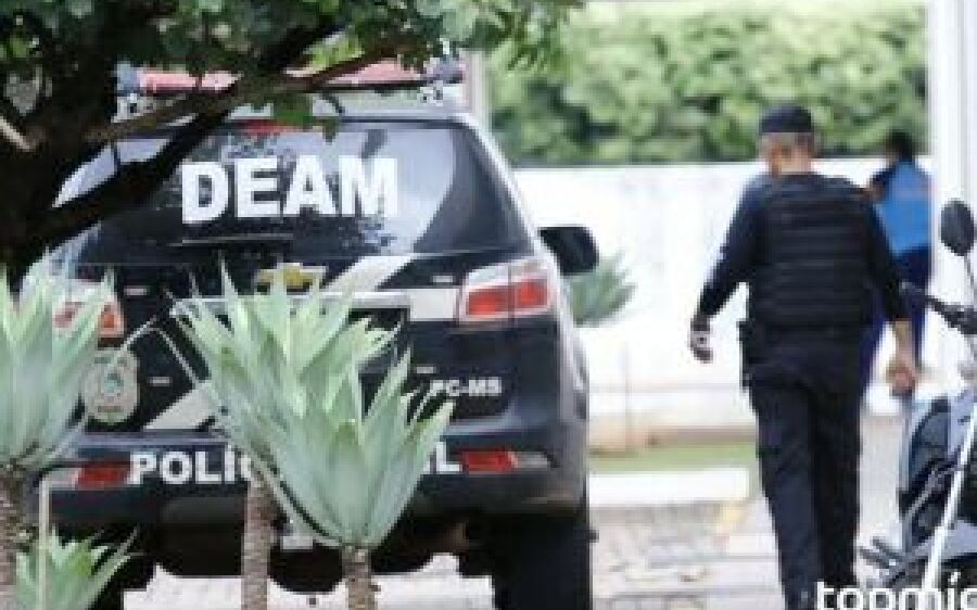 Homem atropela mulher e arrasta vítima pelos cabelos