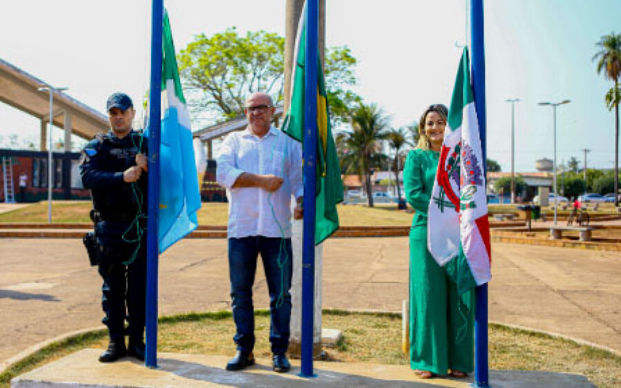 Os vereadores participaram do hasteamento da bandeira na praça das Américas