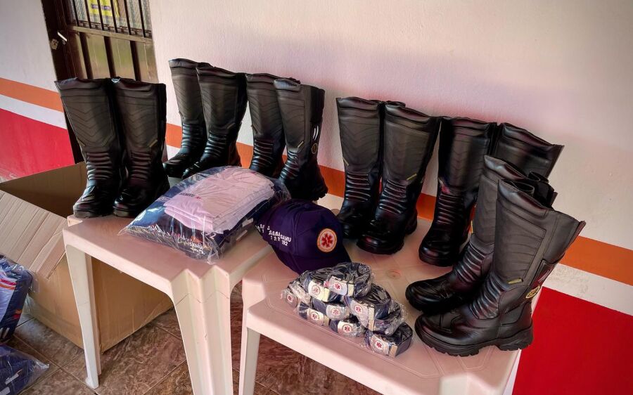 Prefeito Réus e Secretária Juliana Figueiredo entregaram  novos uniformes aos profissionais  do Samu